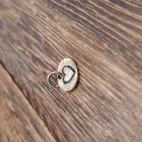 Gold tone simplistic heart charm - Picture 2 of 2